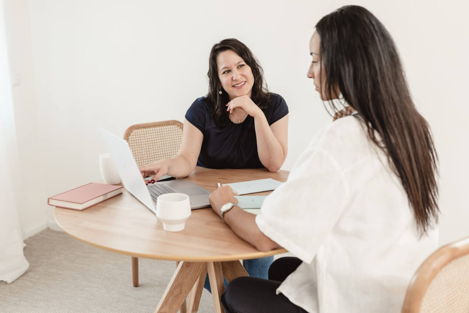 In einem buchbaren 1 zu 1 Instagram-Mentoring betreut Martina Rathke eine Klientin. Sie besprechen den Aufbau des Insta-Profils der am Laptop begutachtet wird